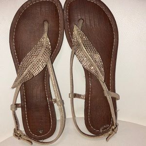 Flat summer sandal with gold feather detail